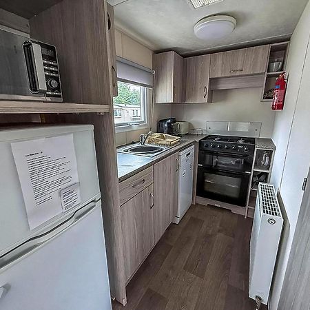 Gorgeous Caravan With Decking In Breydon Water Holiday Park, Ref 10081B Belton with Browston Dış mekan fotoğraf