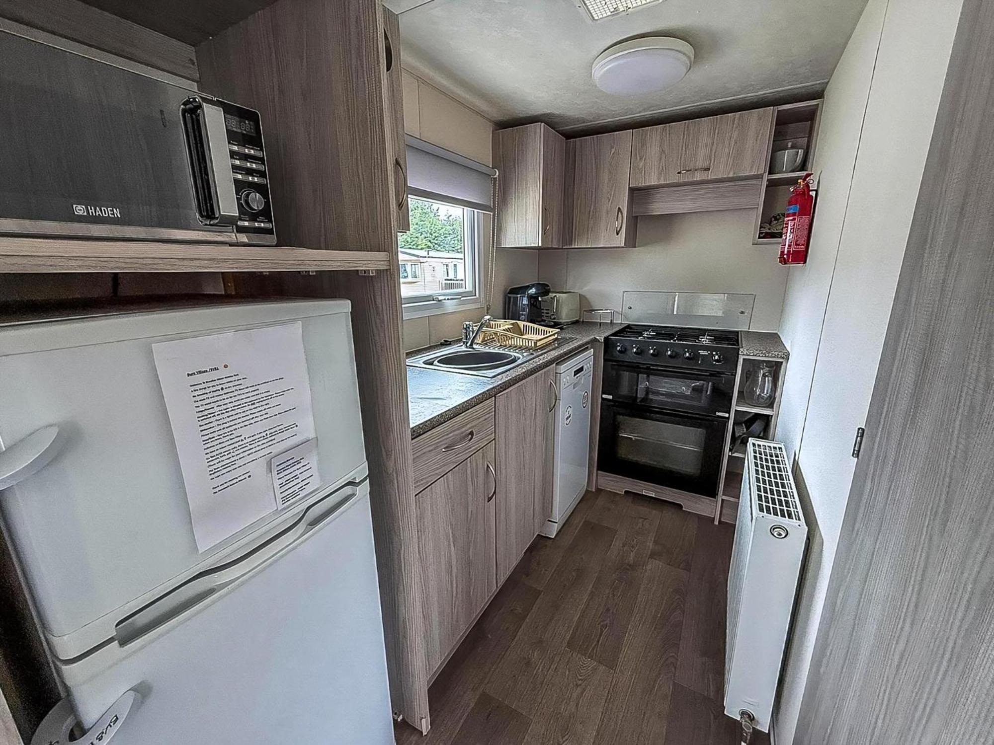 Gorgeous Caravan With Decking In Breydon Water Holiday Park, Ref 10081B Belton with Browston Dış mekan fotoğraf