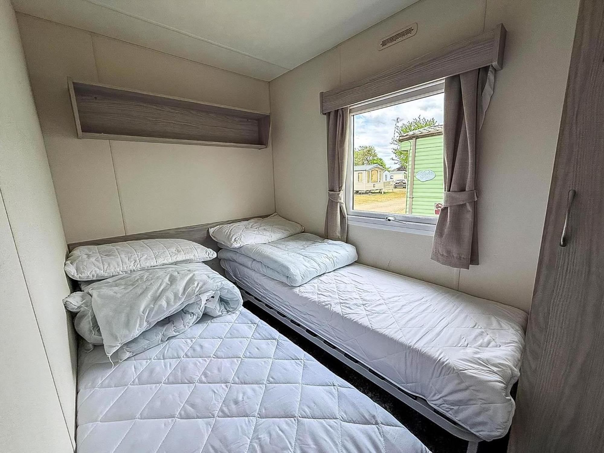 Gorgeous Caravan With Decking In Breydon Water Holiday Park, Ref 10081B Belton with Browston Dış mekan fotoğraf